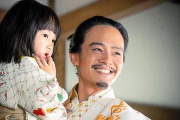 【豊臣兄弟！】秀長は完全否定も…三法師誘拐にネットは兄弟自作自演を疑う声止まず 小袖までひょうたん柄