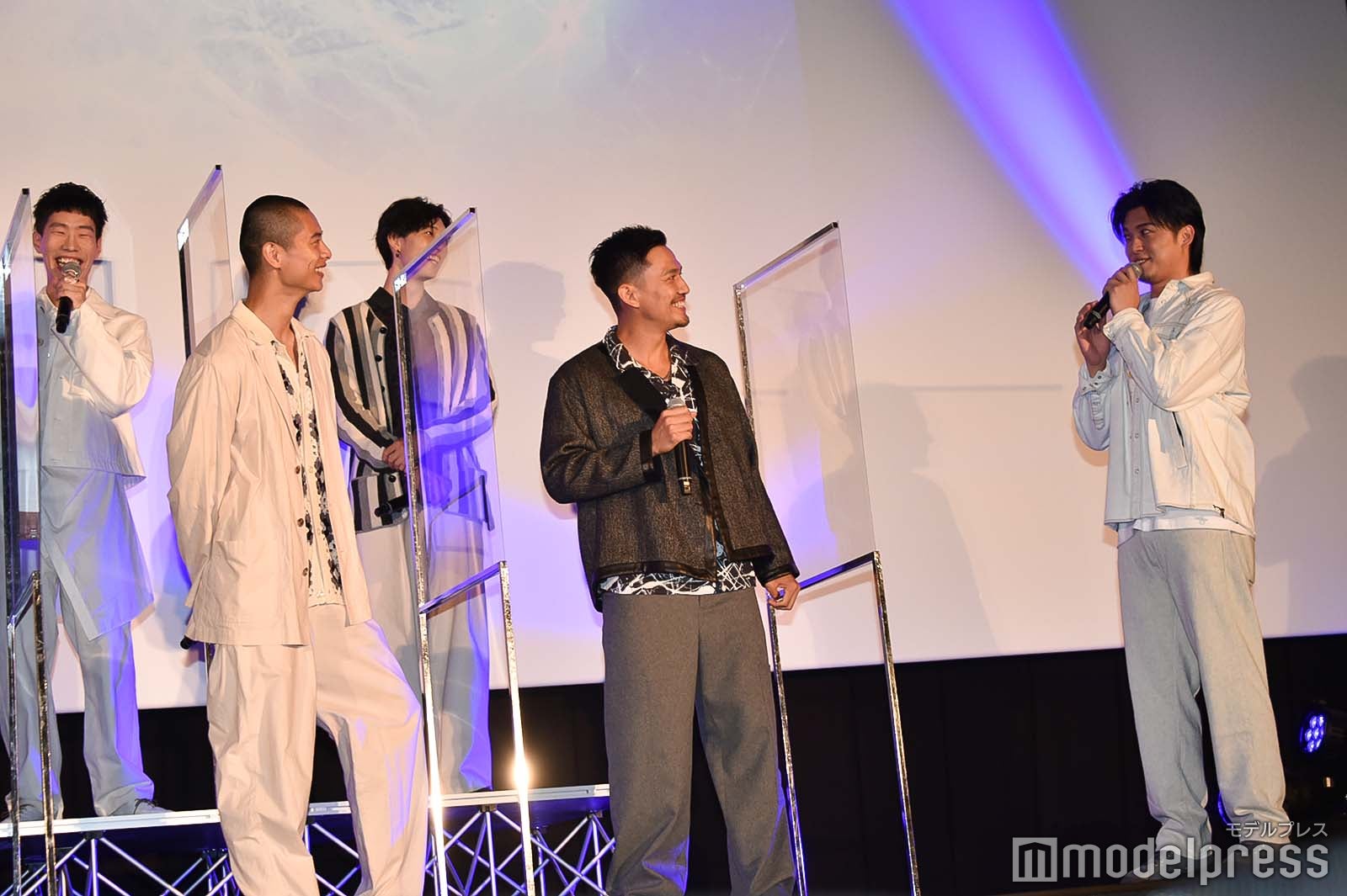 荒井敦史の姿を見て笑う鳳仙メンバー （C）モデルプレス