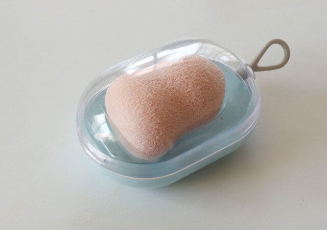 ダイソー　3D洗顔パフ（ホイップ型、専用ケース付）