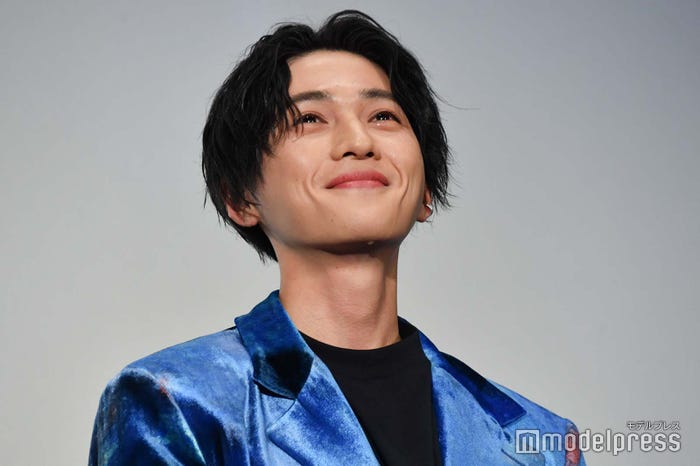 涙を流しながら手紙を聞く八木勇征(C)モデルプレス