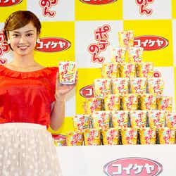 「ポテのん」を手に取り微笑む平愛梨