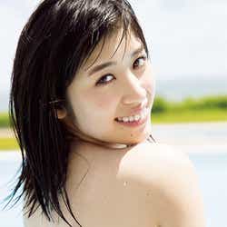 モデルプレス - アプガ仙石みなみ、美背中披露の大胆露出 清純な姿からセクシーショットまで