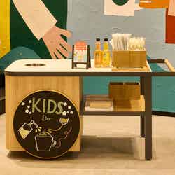 親子でオリジナルのカスタマイズができる専用の「コンディメントバー」で、お気に入りの一杯を仕上げる “CRAFT”体験も可能/提供画像