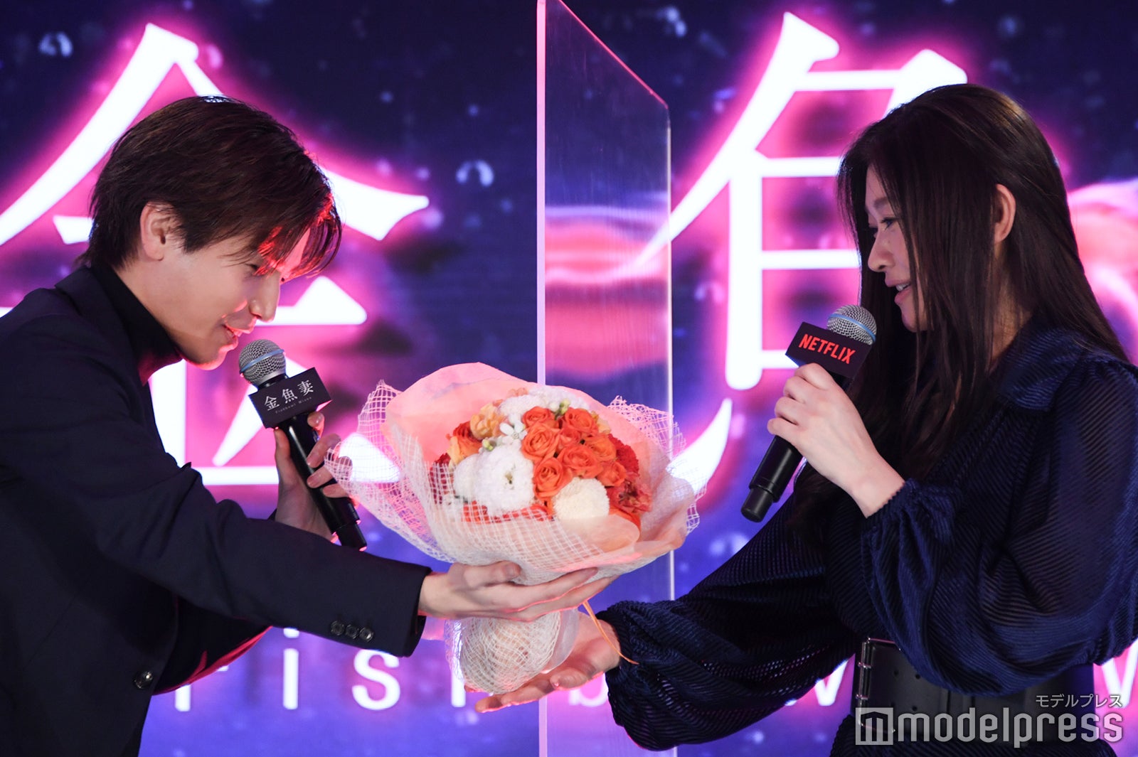 篠原涼子にサプライズで花束を渡す岩田剛典 （C）モデルプレス