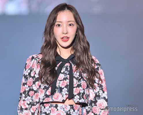 板野友美、美ウエストちら見せ 花柄セットアップ姿が可愛い【TGCしずおか2025】