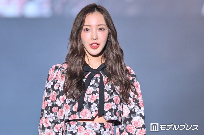 板野友美、美ウエストちら見せ 花柄セットアップ姿が可愛い【TGCしずおか2025】
