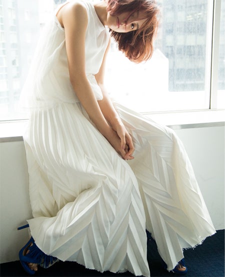 トップス￥11,800／Million Carats、スカート￥71,000／IRENE（221RESTIR）、サンダル￥25,000／BRUNO PREMI（DUAL VIEW）（C）TOPLOG