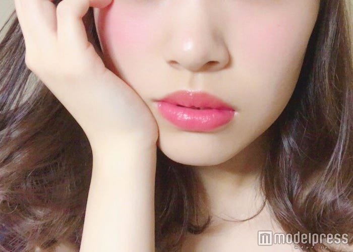 チーク&リップはベリーカラーでとびきりフェミニンに仕上げる/写真・MAKO(C)モデルプレス