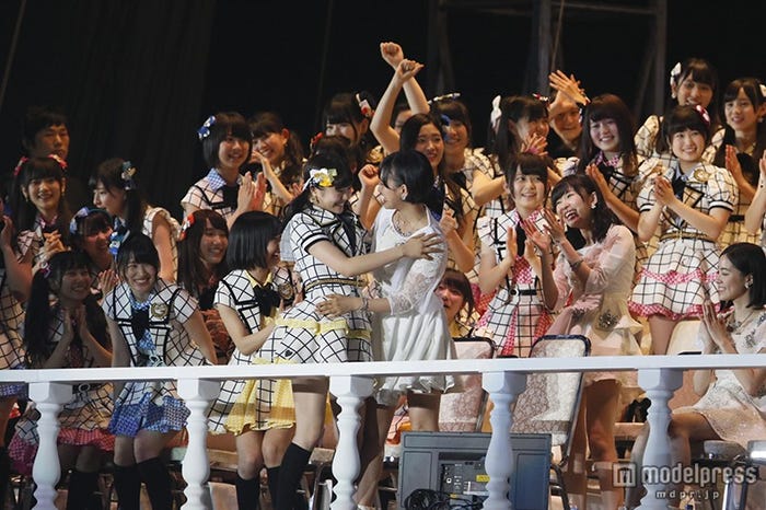 抱き合って喜ぶ穴井千尋(C)AKS
