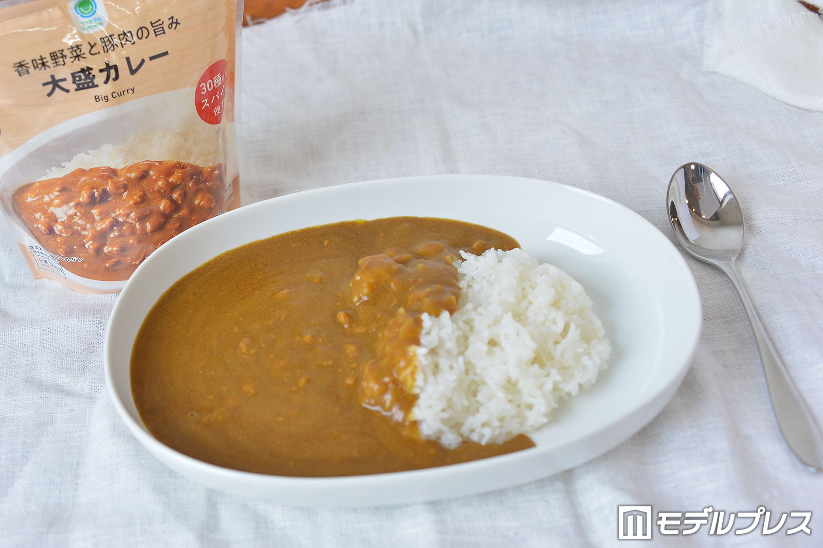 「香味野菜と豚肉の旨み 大盛カレー」（C）モデルプレス