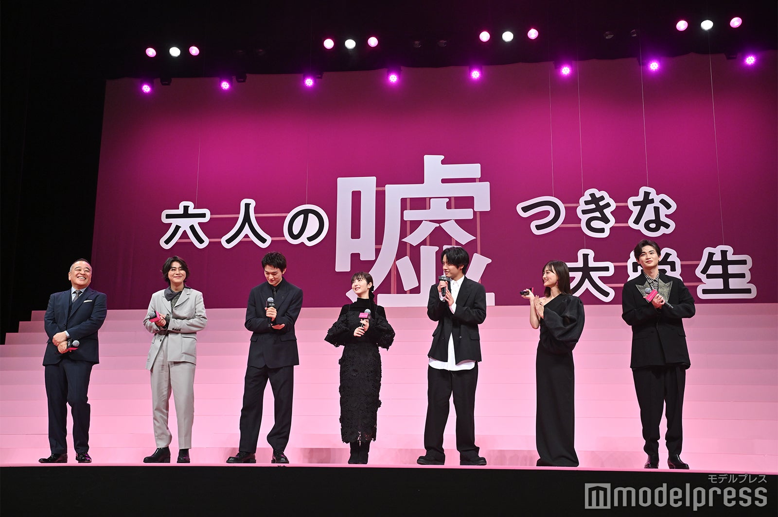 佐藤祐市監督、倉悠貴、佐野勇斗、浜辺美波、赤楚衛二、山下美月、西垣匠（C）モデルプレス