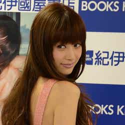 背中ざっくりSEXYドレスで登場したヨンア