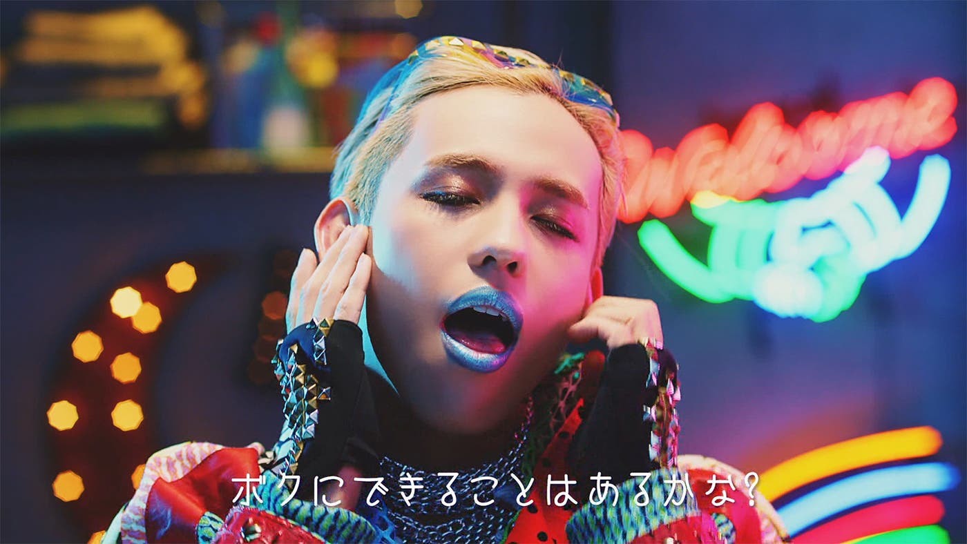 大好きな80年代ファッションを着こなし