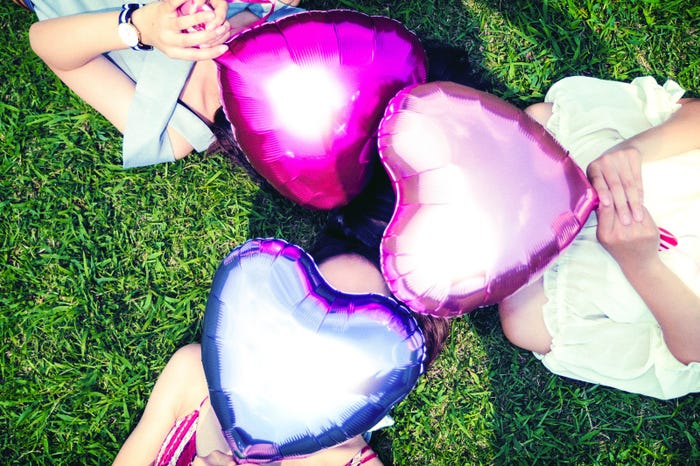 気になる男性からのLINEの内容をチェックしてみて/Photo by ぱくたそ