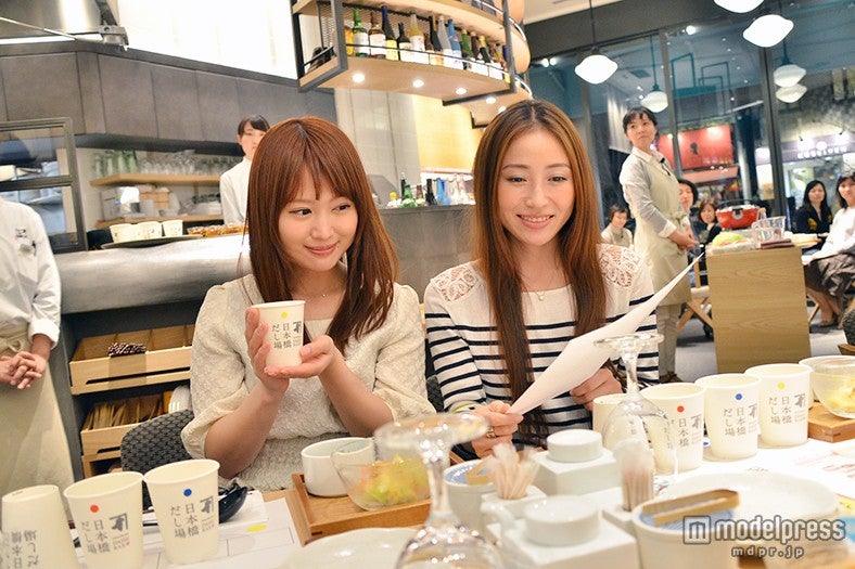 「日本橋だし場 はなれ」の、だしの魅力を伝える料理講座／モデル：森下まい、堀江美希