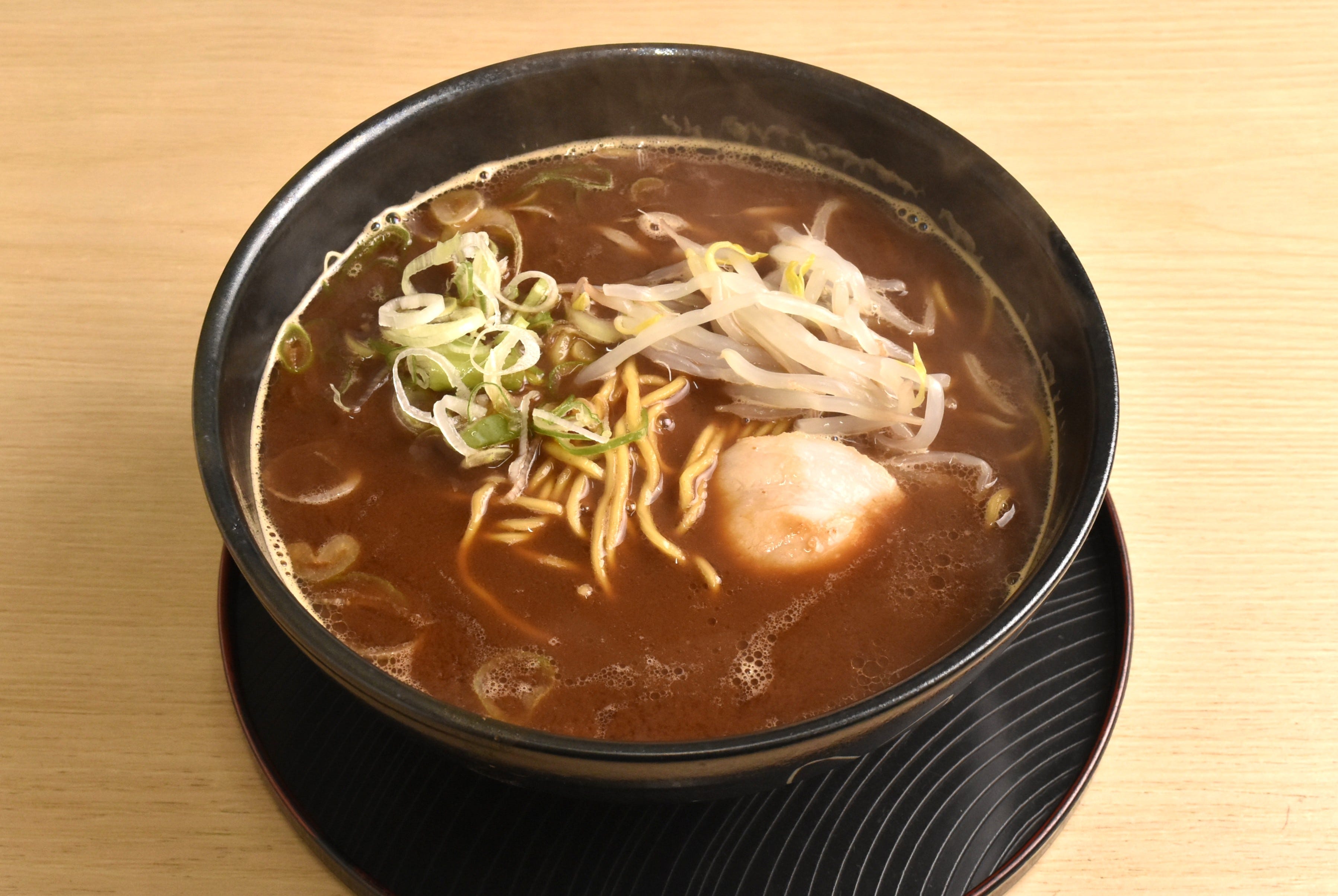 「うどんのいなや」のみそ中華(みそちゅう)並700円(税込、以下同)。大盛800円、特盛900円