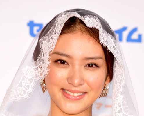 武井咲、純白ウエディングドレス姿を披露 理想の男性像を語る
