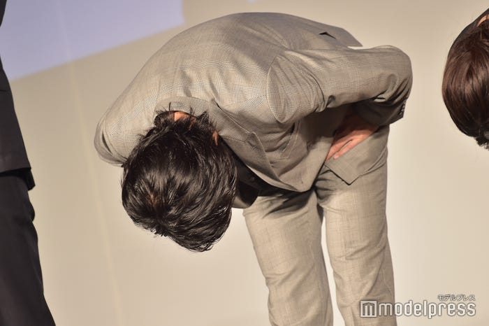 最後は深々とお辞儀をする山崎賢人(C)モデルプレス