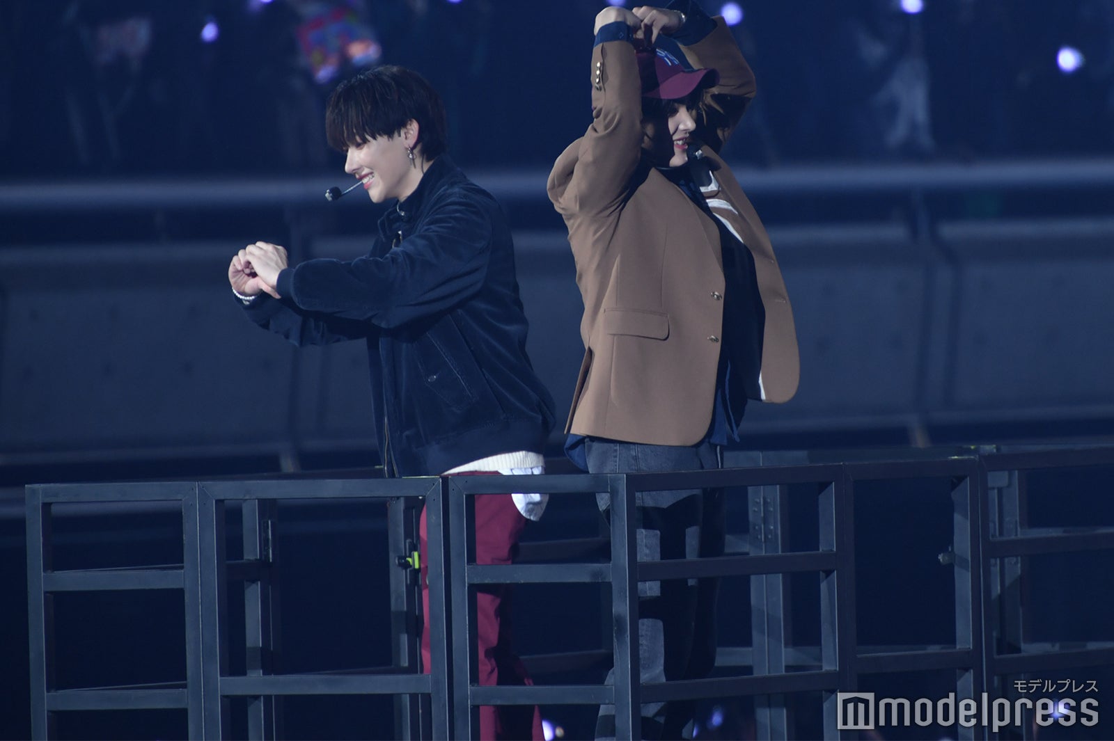 キュートなハートを作るNICHOLAS、&TEAMの大型“わんわん”MAKI（C）モデルプレス