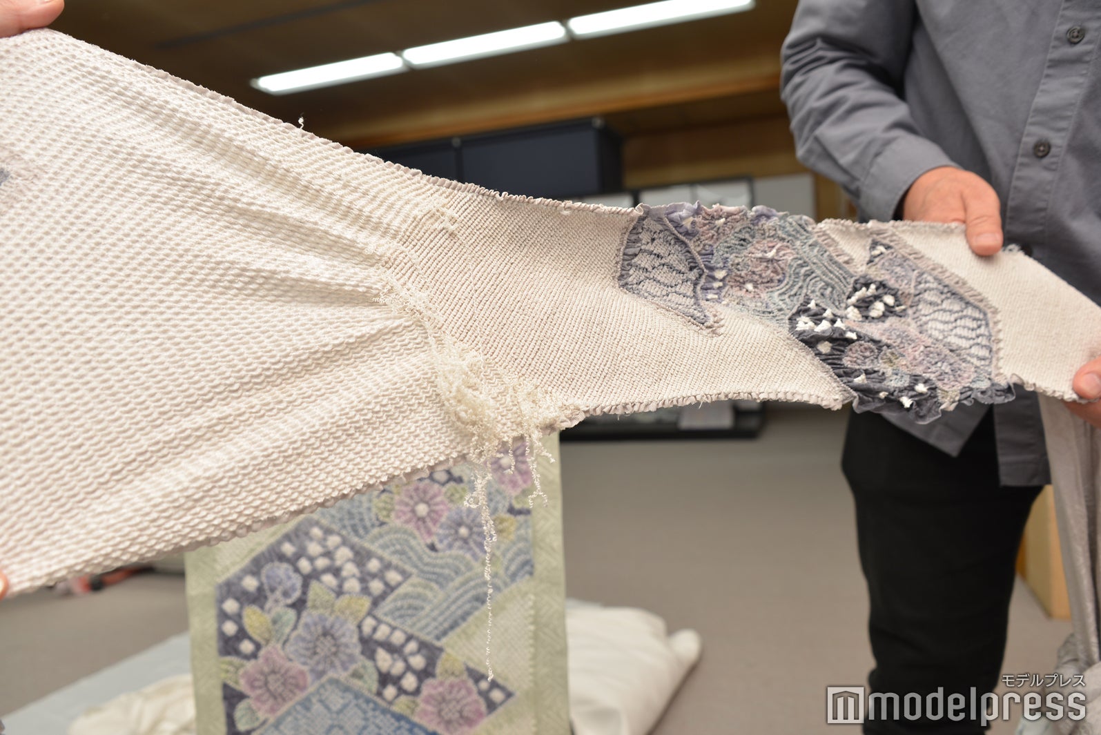 絞りの目に沿って力をかけて解いていく（C）モデルプレス