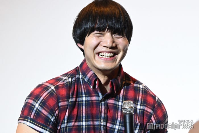 楽しげに笑う青木マッチョ(C)モデルプレス