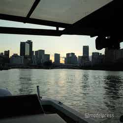 大阪の淀川の奥、夕日を背負うフォーシーズンズホテル大阪(写真中央)(C)モデルプレス