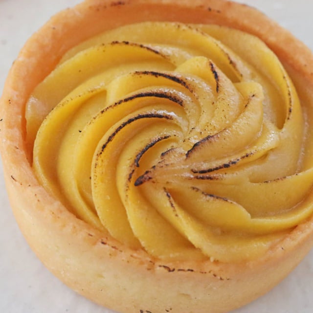 ファミマ_安納芋のタルト_焦げ目のアップ