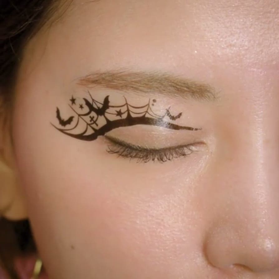 3.反対側の目も同じようにシールを貼る