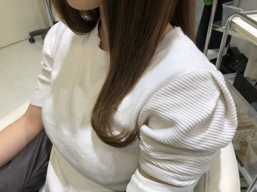 まずはコテで毛先を外ハネにしていきます