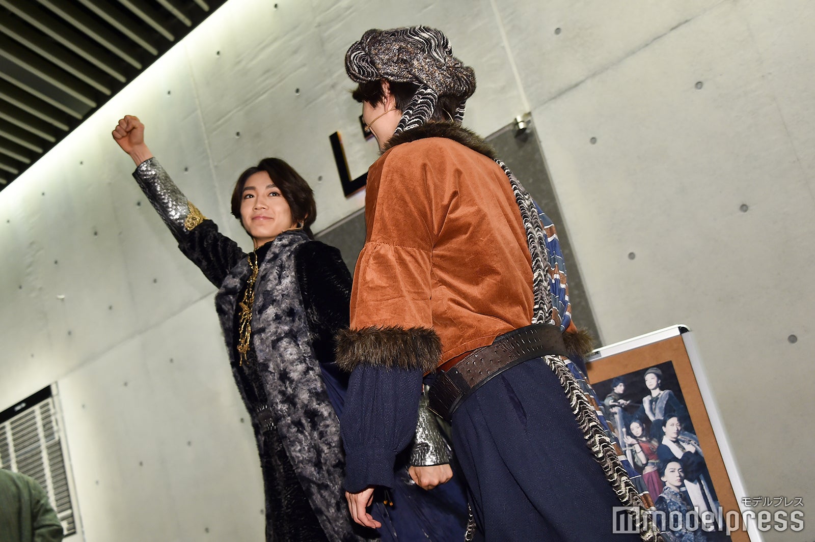 ガッツポーズをしながら帰っていく長妻怜央（左）（C）モデルプレス