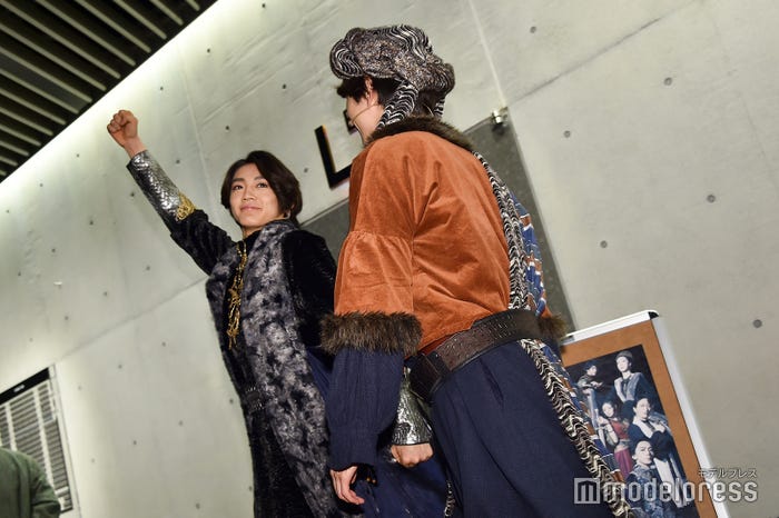 ガッツポーズをしながら帰っていく長妻怜央(左)(C)モデルプレス