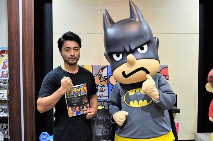 (左)山田孝之(C) Warner Bros. Japan and DLE. DC characters and elements(C)& TM DC Comics. Eagle Talon characters and elements (C) & TM DLE. All Rights Reserved.
