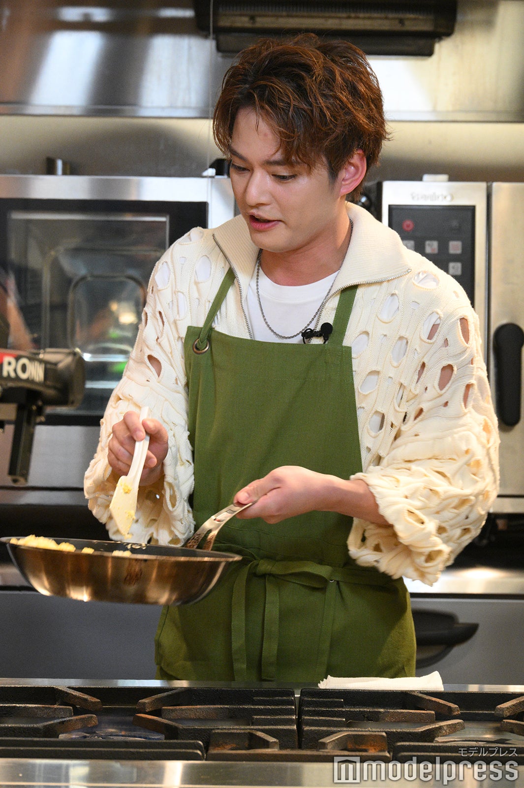 パラパラ炒飯のポイントを説明する中山優馬（C）モデルプレス