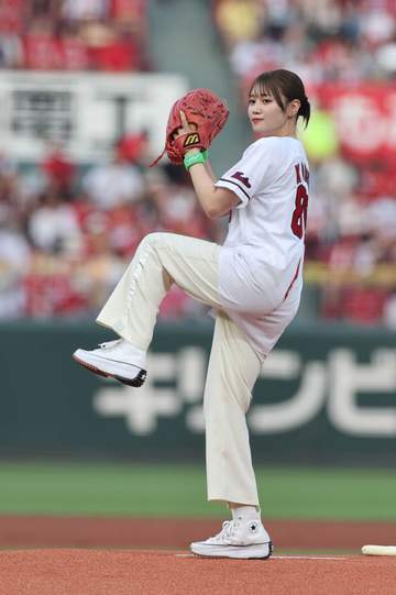 広島 父はカープOB＆元競輪選手 タレント・塚本恋乃葉が始球式に登場 ワンバン投球も笑顔 3年連続大役務める