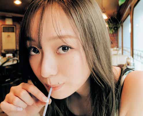 乃木坂46梅澤美波、美肌チラ見せ恋人風グラビアで魅了