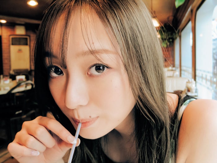 乃木坂46梅澤美波、美肌チラ見せ恋人風グラビアで魅了