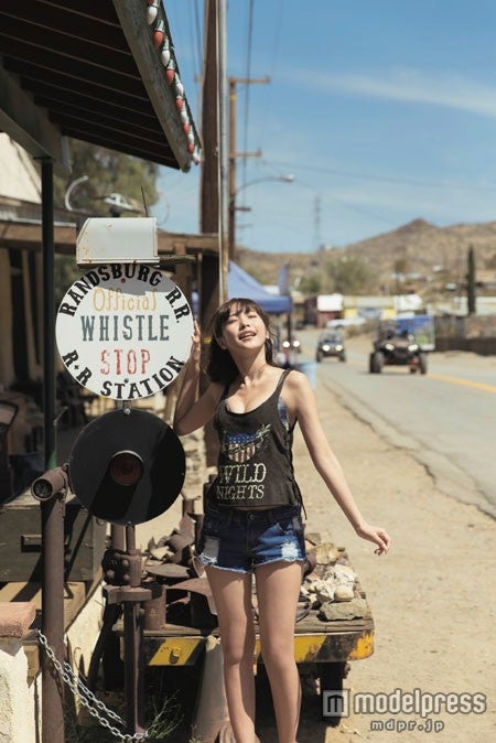 佐野ひなこファースト写真集「Hinako」より（C）唐木貴央／ヤングマガジン