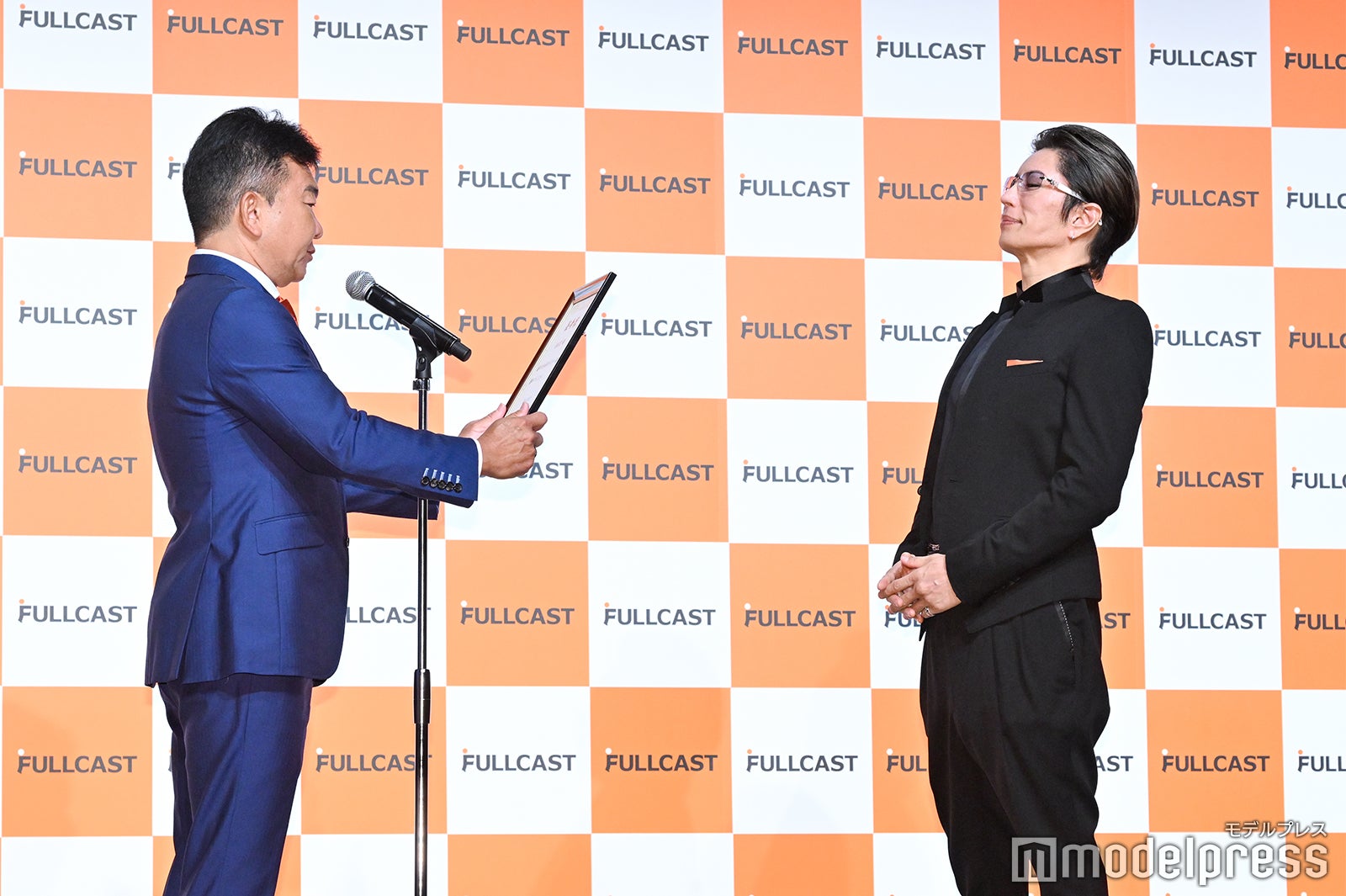 （右）GACKT（C）モデルプレス