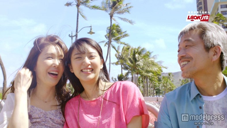 （中央）武井咲／「‘OLI‘OLI スカイウェーブ」篇