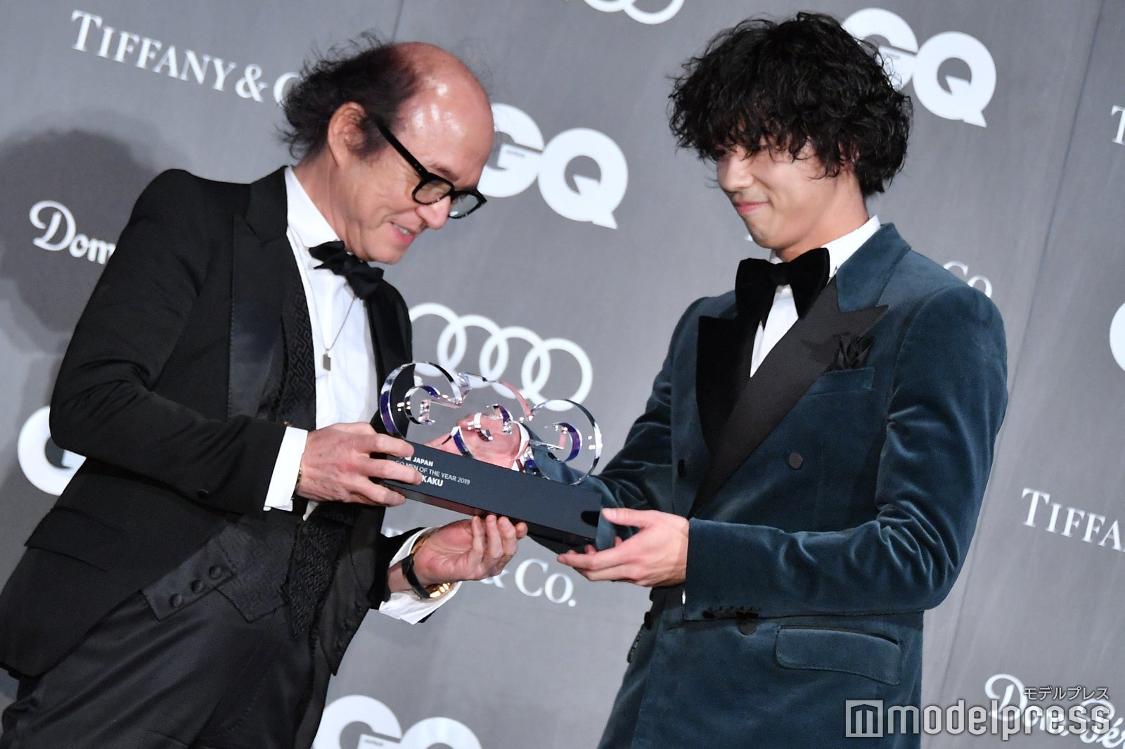 鈴木正文編集長からトロフィーを受け取った賀来賢人 （C）モデルプレス