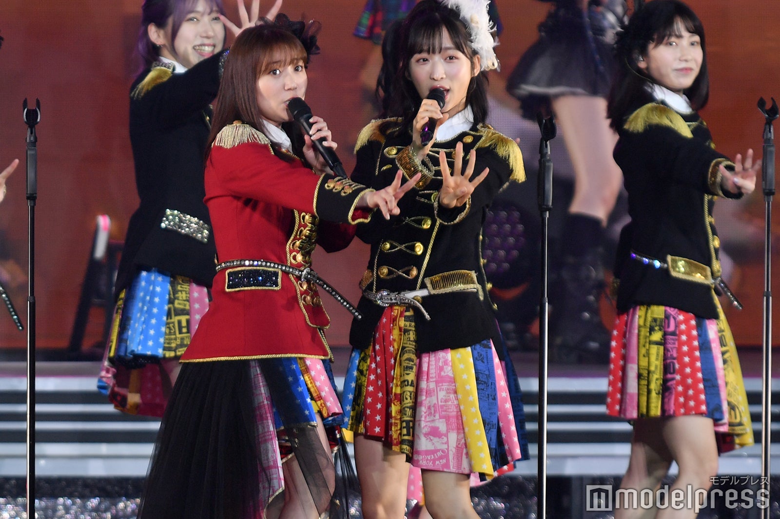 大島優子、小栗有以「峯岸みなみ卒業コンサート～桜の咲かない春はない～」（C）モデルプレス