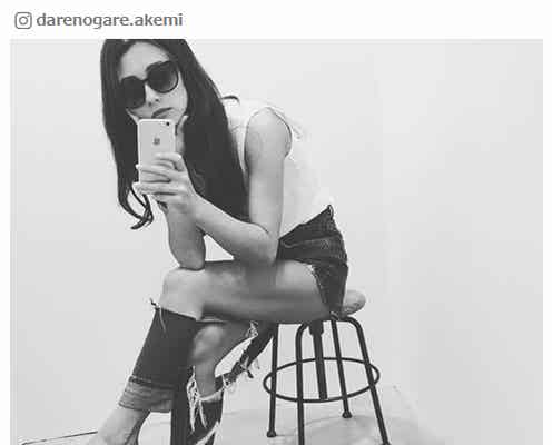 ダレノガレ明美、美脚全開“破れすぎ”ダメージデニムが話題「すごい」「斬新」