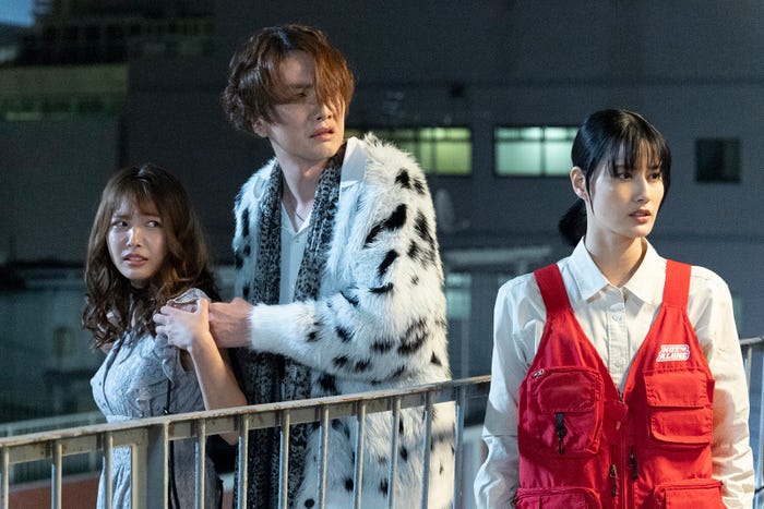 寺本莉緒、細貝圭、橋本愛「新宿野戦病院」第2話より(C)フジテレビ