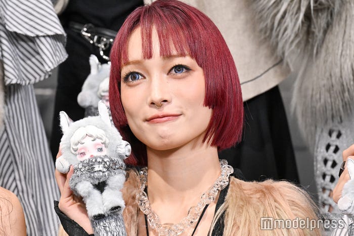 コラボアイテムを見せるJURIN(C)モデルプレス