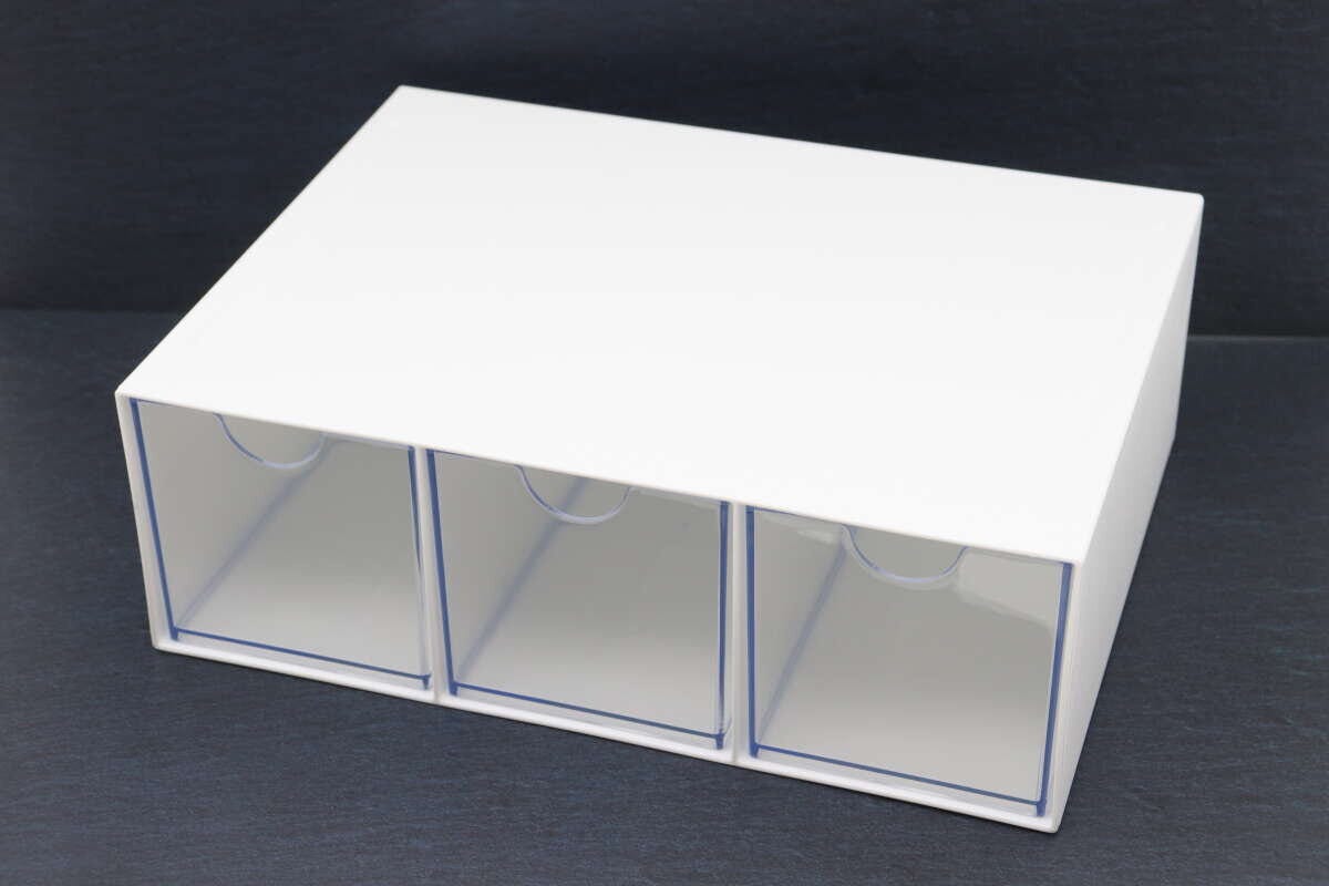 白い卓上小物収納ケースを斜めから見た全体