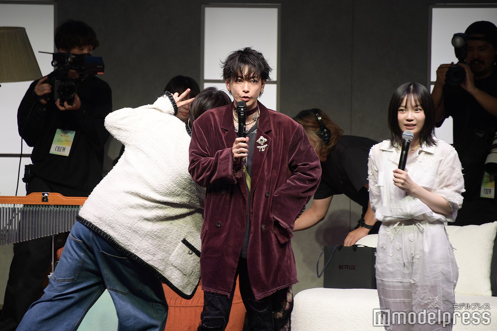 ちゃっかりピースする志尊淳（C）モデルプレス