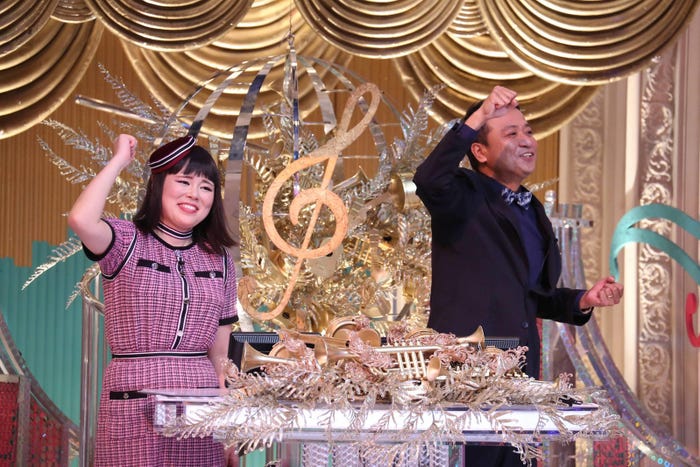 ブルゾンちえみ、中山秀征/「クイズ!ドレミファドン!2018」(C)フジテレビ