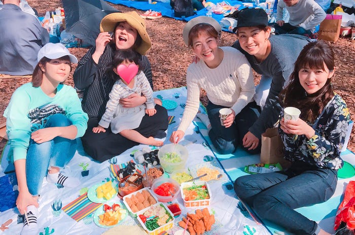 アナ室メンバーとスタイリストさんと公園でピクニック!みんなで持ち寄りパーティー!(提供写真)