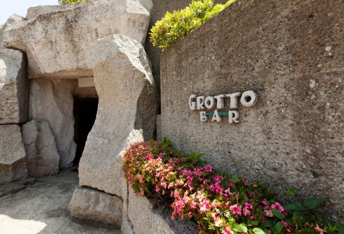 滝の裏側にあるバー “グロットバー”／画像提供：シェラトン・グランデ・トーキョーベイ・ホテル