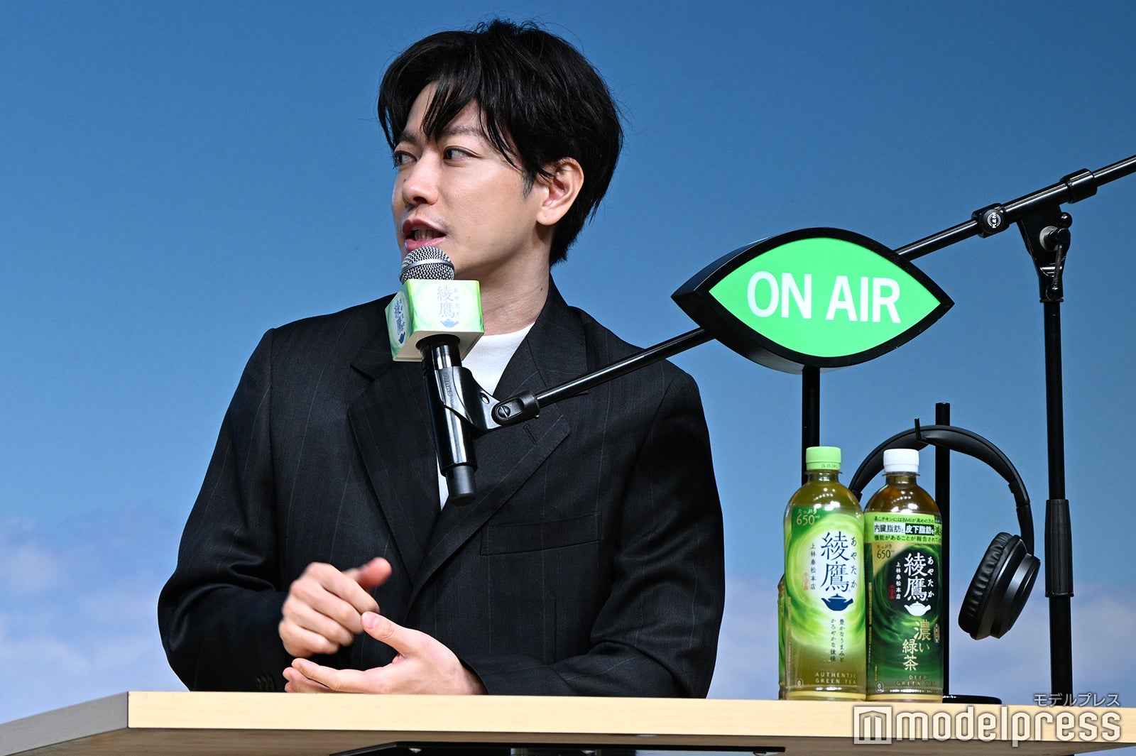 お便りのお悩みに答える佐藤健（C）モデルプレス